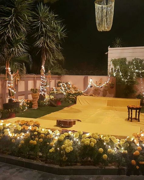 Outdoor Dholki Decor, Mayoun Setup At Home, Desi Mehndi Decor, Dholki Ideas At Home In Pakistan, Qawwali Night Decor, Pakistani Dholki Decor Home, Outdoor Mehndi Decor, Dholki Setup, Dholki Aesthetic