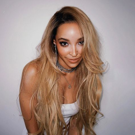 While ombré hair eventually made its way out in the late 2010s, the once-beloved hair color has since found its way back into the spotlight thanks to celebrities such as Tinashe, Angelina Jolie, and Hailee Steinfeld, who have all fully leaned into the ombré effect. To learn more ombré hair as well as how to achieve it, The Tease tapped celebrity colorist and Colormelt creator Chad Kenyon for his expertise. Keep scrolling for his tips, tricks, and helpful recommendations. Sweet T, Ombré Hair, Color Melting, Hair Trend, Ombre Effect, Angelina Jolie, Ombre Hair, Talk To Me, Hair Trends