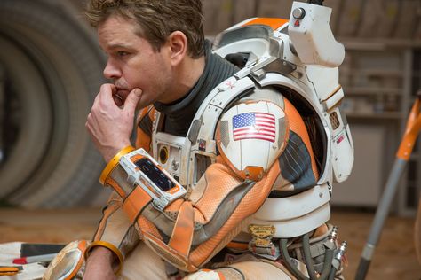 "The Martian" movie still, 2015.  Matt Damon as Mark Watney. Matt Damon Movies, Mark Watney, Andy Weir, Space Movies, Jason Bourne, Freddie Highmore, Sci Fi Films, Ridley Scott, Matt Damon