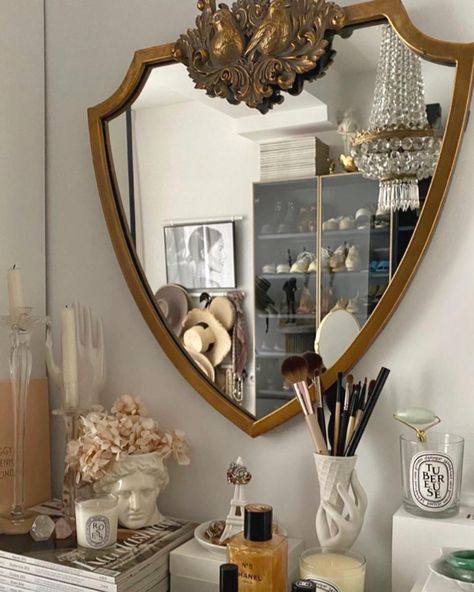 When style meets decor = mirror goals  via @paulaordovas Bedroom References, 2023 Bedroom, Greek Decor, Styling Shelves, Decor Mirror, Прикроватные Тумбочки, Save File, Bedroom Dresser, Soft Aesthetic