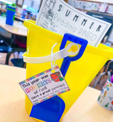 Lynette ⋒ K Teacher on Instagram: “this year was 𝘽𝙐𝘾𝙆𝙀𝙏𝙎 of fun💛🪣⁣ ⁣⁣ ⁣☼⁣ ⁣⁣ ⁣I like to send my kiddos with a little goodie at the end of the year for all of their hard work!…” Bucket Crafts, Reading Bingo, Class Crafts, Goodbye Gifts, Future Classroom, Summer Bucket, End Of The Year, End Of Year, Summer Reading