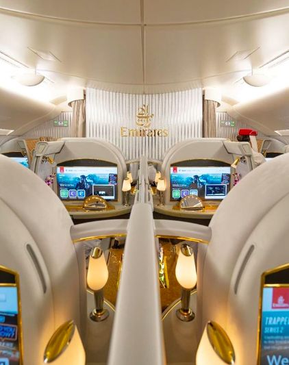 Travel First Class Planes, First Class Travel Aesthetic, Emirates Airline First Class Luxury, Business Class Flight Emirates, First Class Airplane Aesthetic, Airplane Business Class Aesthetic, Emirates Business Class Aesthetic, Airplane First Class Aesthetic, First Class Flight Emirates