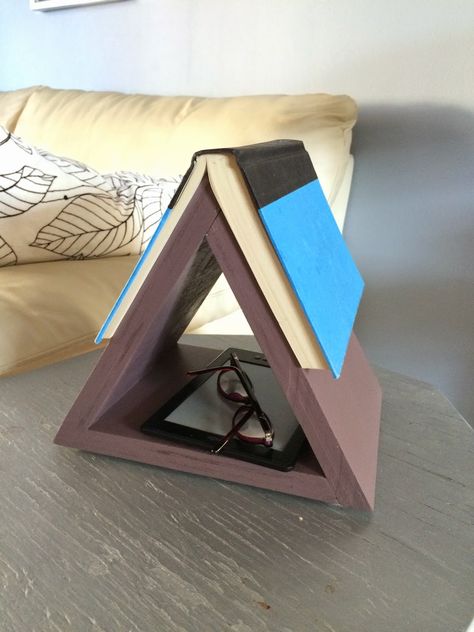 Obsessive Constructive: The Book Wedge! Book mark and book stand in one! #scrapworklove #getbuilding2015 Diy Book Wedge, Diy Nightstand Book Holder, Diy Triangle Book Stand, Book Triangle Holder, Diy Book Holder Stand, Book Stand Diy, Book Wedge, Triangle Book Stand, Diy Book Stand