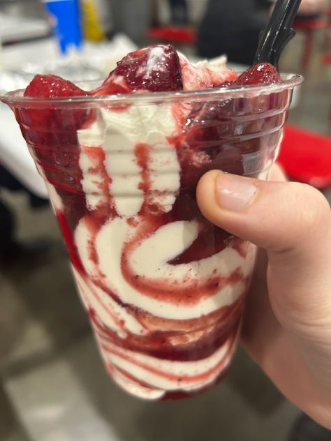 Went to Costco today and got a strawberry sundae! It was so good🤤 Costco Ice Cream, Berry Sundae, Strawberry Shortcake Dessert, Strawberry Sundae, Junk Food Snacks, Food Babe, Yummy Comfort Food, Strawberry Desserts, Strawberry Ice Cream