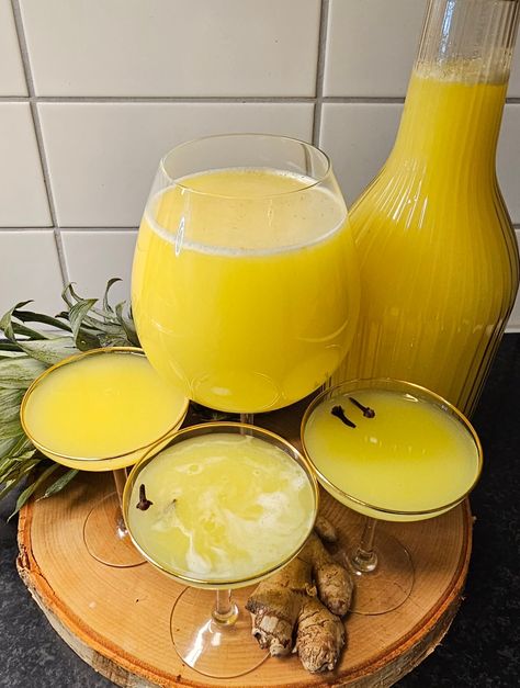 REFRESHING PINEAPPLE & GINGER DRINK Drink For Party, Happy Habits, Party Wedding Reception, Pineapple Ginger, Ginger Drink, Ripe Pineapple, Pineapple Punch, Pineapple Drinks, Lemon Drink