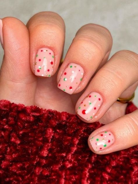 festive, colorful dots Cute Short Christmas Nails, Short Christmas Nails, Slay Nails, Christmas Nail Polish, Christmas Nail Colors, Festive Nail Designs, Tree Nails, Dip Nails, Christmas Nails Easy