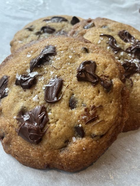 Claire Saffitz Chocolate Chip Cookies, Claire Saffitz Recipes, Dessert Person, Baking Chocolate Chip Cookies, Claire Saffitz, Choco Chip Cookies, Brown Butter Chocolate Chip Cookies, Cinnamon Roll Cookies, Gooey Cookies