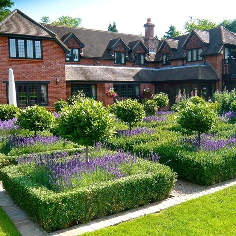 Formal Garden Design, Parterre Garden, Boxwood Garden, English Garden Design, Landscape Gardening, Interior Design Minimalist, Front Gardens, Garden Estate, Gardening Landscaping