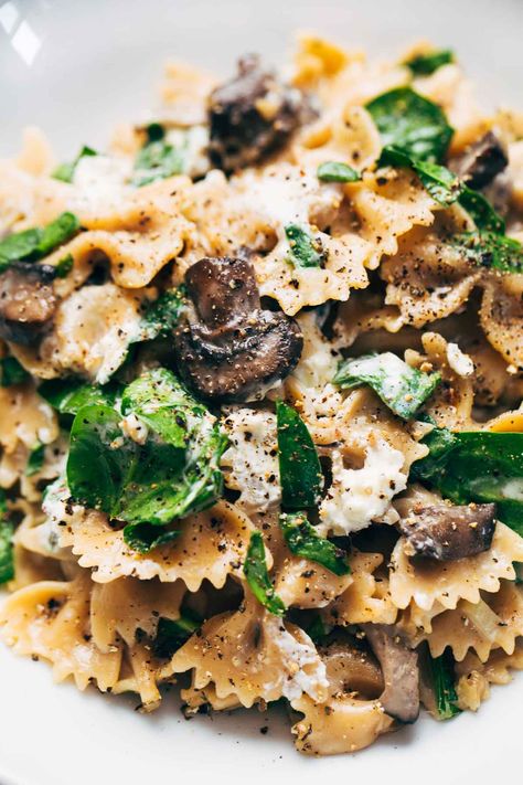 Date Night Mushroom Pasta with Goat Cheese Pasta With Goat Cheese, Vegetarische Diners, Goat Cheese Pasta, Campfire Food, Mushroom Pasta, Comfort Foods, Goat Cheese, Vegetarian Dishes, Food For Thought