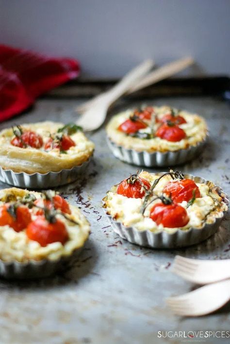 Goat Cheese Pesto, Cheese Tartlets, Tomato Goat Cheese, Vine Tomatoes, Christmas Appetizers, Milk Recipes, Tart Recipes, Pastry Recipes, Savory Snacks