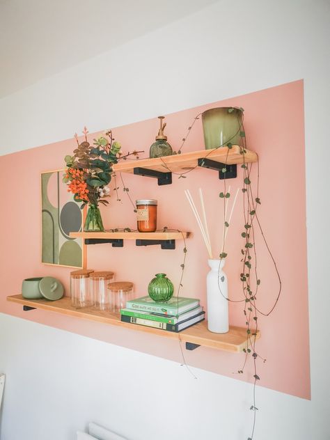 Pink and green colour scheme for kitchen shelves. Wooden shelves featuring green and pink items. Green Pink Terracotta Bedroom, Shelf And Frames Wall, Green And Pink Kitchen Decor, Dopamine Decor Kitchen, Colourful Shelves, Dopamine Decor Living Room, Dopamine Decor Bedroom, Funky Shelves, Pink And Green Living Room