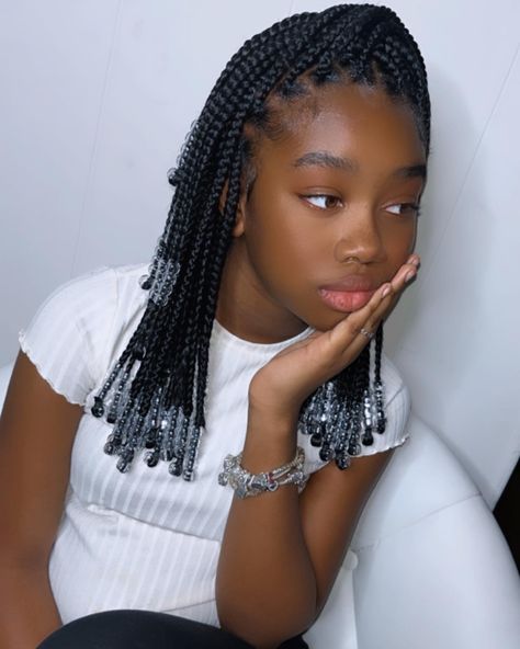 Knotless Braids Short With Beads, Knotless Bob With Beads, Small Knotless With Beads, Fake Hair Hairstyles, Shoulder Length Knotless Box Braids, Short Knotless Braids With Beads, Hairstyles Faux Locs, Fake Hair Braids, Short Knotless Braids