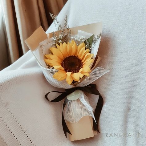 We will Open Pre Order for Mother's Day and Christmas 🎄 stay tuned 😉 One Sunflower Bouquet, Single Bouquet Flower, Bucket Wisuda, Wrapping Bouquets, Satin Bouquet, Sunflowers Bouquet, Open Pre Order, Single Flower Bouquet, Graduation Flowers