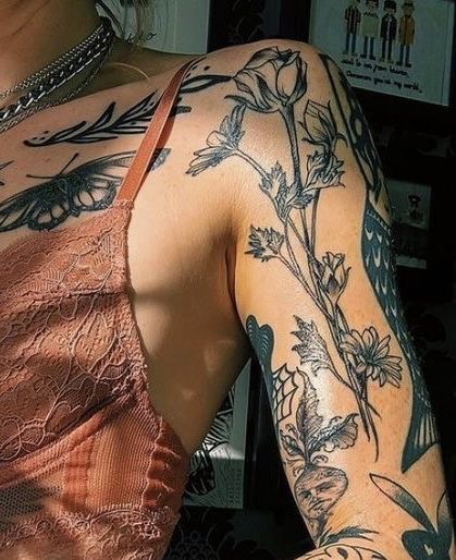 Woman With Tattoos, 16 Tattoo, Tattoos Geometric, Feminine Tattoos, Dope Tattoos, Simplistic Tattoos, Tattoo Placement, Piercing Tattoo, Creative Tattoos