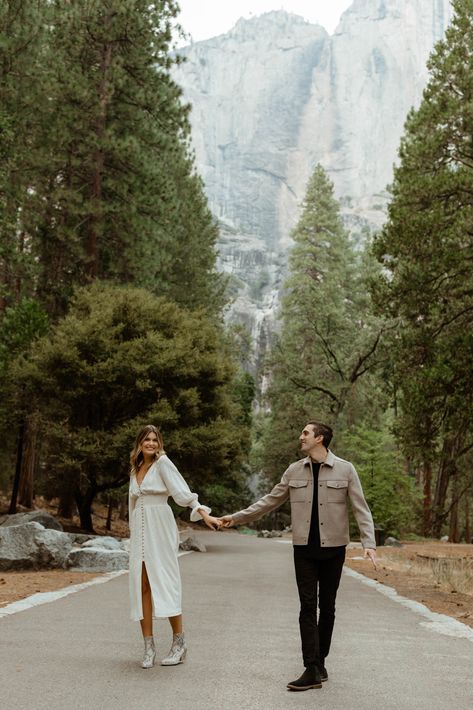 Engagement Pictures Park, Yosemite Couples Shoot, Yosemite National Park Engagement Photos, Casual Save The Date Photo Ideas, Sesion Save The Date, Engagement Photos In A Park, Save The Date Outfits, Save The Date Outfit Ideas, Save The Date Photoshoot Ideas