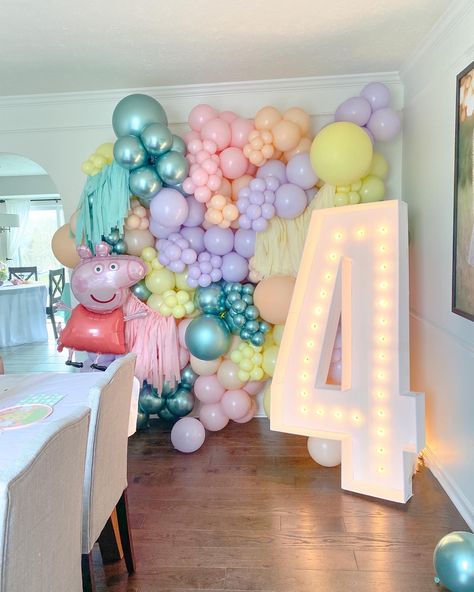 Peppa Pig 4th Birthday Party, Peppa Pig Balloon Garland, Peppa Pig Birthday Balloon Arch, Peppa Pig Balloon Tower, Peppa Pig Backdrop Birthday Parties, Peppa Pig Simple Decoration, Peppa Pig Balloons, Peppa Pig Birthday Party, Rosé Birthday