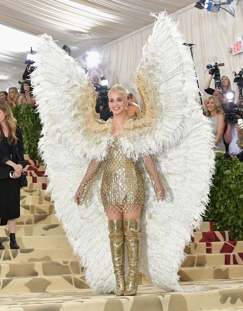 Worst Met Gala Looks, Angelic Dress, Katy Perry Wallpaper, Rihanna Dress, Evening Clothes, Divas Pop, Maximalist Fashion, Met Gala Outfits, Met Gala Dresses