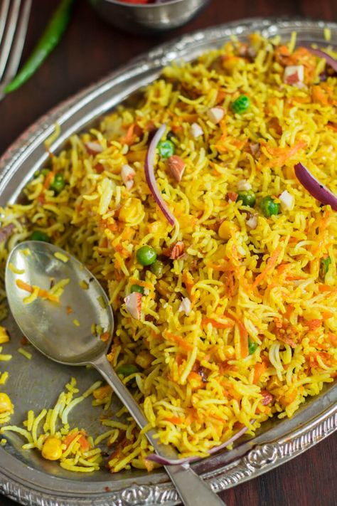 Quick Carrot Biryani Recipe, How to Make Easy Carrot Biryani Indian Food Recipes Rice, Vegetable Biryani Recipe Easy, Carrot Dishes Recipes, Carrot Rice Recipes Indian, Carrot Recipes Indian, Carrot Rice Recipes, Recipes Using Carrots, Vegetable Rice Recipes, Indian Carrot Recipes