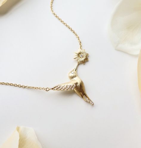 Gold Hummingbird, April Birth Flower, Hummingbird Necklace, Bird And Flower, Hummingbird Art, Daisy Necklace, Jewelry Appraisal, Bird Necklace, Humming Bird