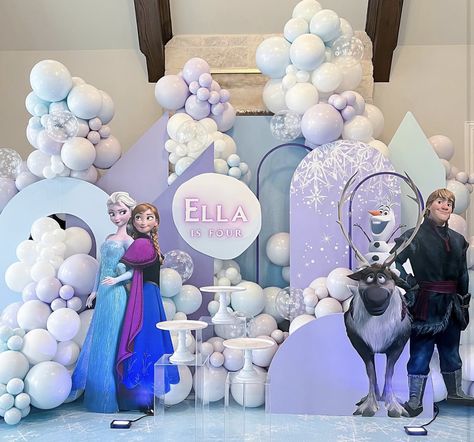 Elsa Balloon Decoration, Frozen Birthday Theme Decorations, Modern Frozen Birthday Party, Frozen Backdrop Ideas, Frozen Themed Birthday Party Decoration, Frozen Decoration Ideas, Frozen Birthday Backdrop, Frozen 3rd Birthday Party, Frozen Birthday Decor