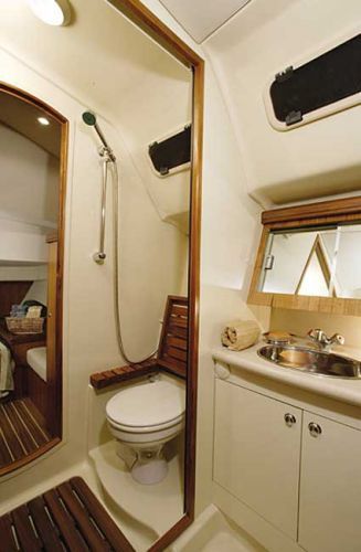 Bunkie Ideas, Used Yachts For Sale, Liveaboard Boats, Fishing Yachts, Sailboat Interior, Sailboat Living, Rv Bathroom, Boat Interior, Boat Trip