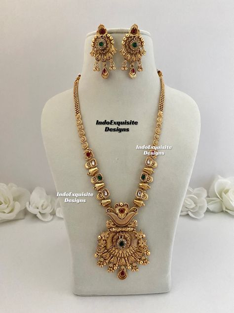 Matt gold finish Raani Haar(long necklace) comes with Earrings/bridal jewellery/south Indian long necklace Set/Rajwadi Rani Haar/Guttapusalu necklace/ one 1 gram gold/Ruby Green  All items are shipped from Brampton, Ontario, Canada. If you need your item by a certain day, please reach out to us for express delivery option before placing the order so that we can update the shipping for you. Standard shipping/delivery timeline Below are the estimated delivery times after the order is shipped/dispatched.  ---> USA delivery timeline * 3-5  business days to major urban centers in USA. It may take 2-3 days extra to remote locations ---> Canada delivery timeline  * 2-3 business days - GTA  & Montreal  * 2-4  business days - Rest of Ontario/Quebec * 4-6 business days-  Rest of Canada (Please consi Rani Haar Gold South Indian, Bridal Necklace Set Gold, Long Necklace Gold Indian Bridal Latest, Gold Long Necklace Set New Design 2024, Gold Long Necklace Indian Bridal, Gold Rani Haar Indian, Raani Haar Gold Jewellery Designs, Gold Necklace Set Long, Rani Haar Gold Indian Bridal