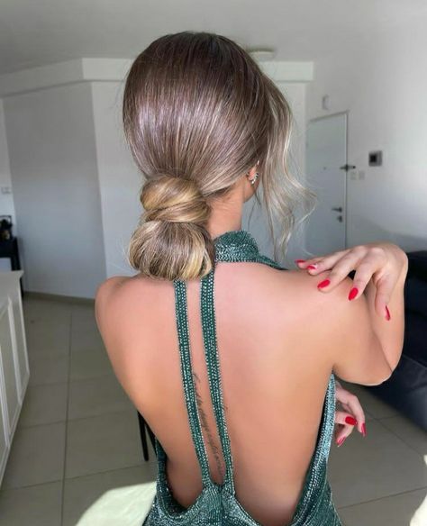 Slick Back Prom Hair, Bun Hairstyles Prom, Back Bun Hairstyles, Slick Back Bun Hairstyles, Best Prom Hairstyles, Prom Hairstyles Blackgirl, Hairstyle For Prom, Cute Prom Hairstyles, Prom Hairstyles Updos