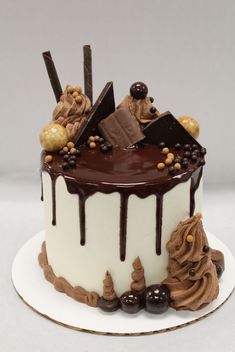 Chocolate Candy Cake! 🍫🍭🍬 Fancy Chocolate Cake Design, Chocolate Cake Designs Birthday Women, Fancy Chocolate Cake, Chocolate Birthday Cake Decoration, Beautiful Chocolate Cake, Chocolate Cake Images, Chocolate Cake Toppers, Cake Drip, Fancy Chocolate