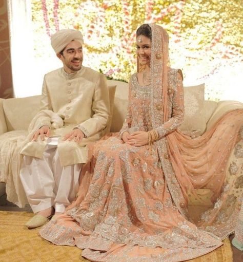 Traditional bride and groom. Iran. American Wedding Dress, Iranian Wedding, Walima Dress, Pakistani Wedding Dress, Bridal Elegance, Pakistani Bridal Dresses, Asian Bridal, Pakistani Wedding Dresses, American Wedding