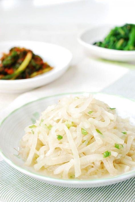 Mu Namul (Korean Radish Namul) Radish Side Dish, Banchan Recipe, Korean Radish, Korean Food Side Dishes, Korean Vegetables, Asian Side Dishes, Chinese Vegetables, Korean Side Dishes, Korean Cooking