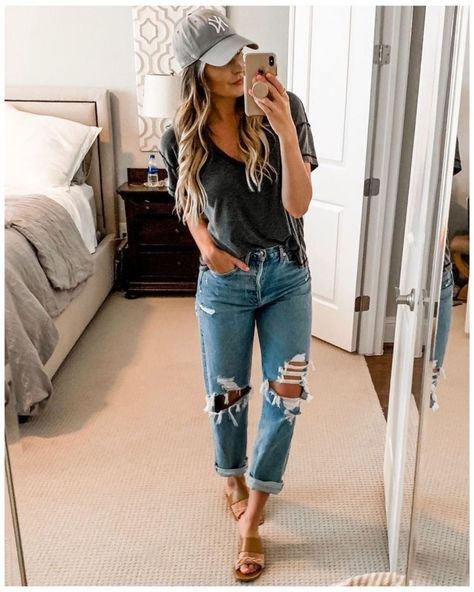 How To Wear Mom Jeans - Cleo Madison Boyfriend Jean Summer Outfit, Summer Outfits Comfortable, Button Front Jeans Outfit, Summer Outfits 2023 Denim Shorts, Summer Boyfriend Outfits, Super Casual Outfits Summer, Boyfriend Jeans And T Shirt Outfit, New York Outfits Spring Tourist, Spring Outfit With Jeans