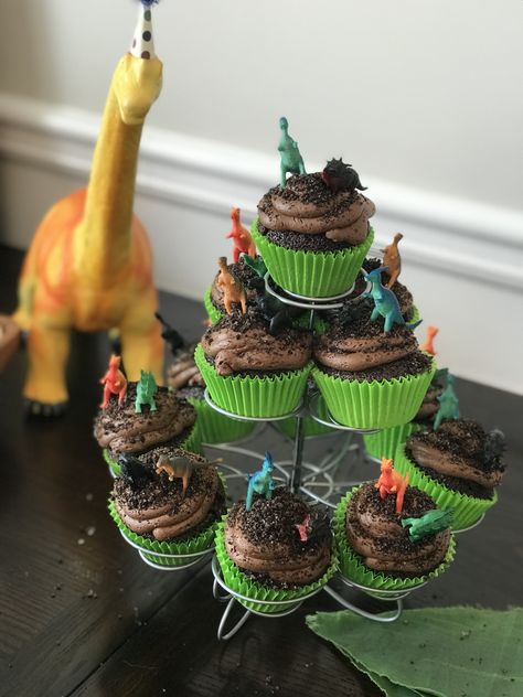 Dinosaur cupcakes Cupcakes Dinosaur, Dino Cupcakes, Dinasour Birthday, Jurassic Park Birthday Party, Dinosaur Birthday Theme, Dinosaur Cupcakes, Dinosaur Birthday Party Decorations, Dino Cake, Dinosaur Birthday Cakes