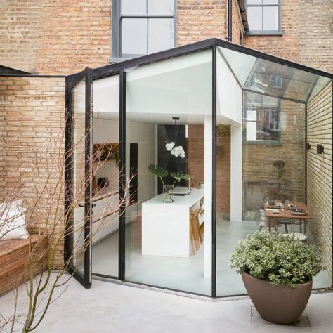 Don't Move, Improve! 2020 shortlist of London's best house extensions Rear Extension Ideas, Single Storey Rear Extension, Extension Veranda, Douglas House, Brick Extension, Georgian Townhouse, Glass Extension, London Architecture, Rear Extension