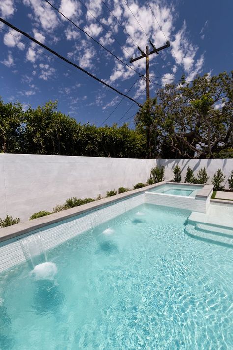 StoneScapes Mini White | NPT Pool Finishes White Pebbletec Pool, White Pools Outdoor, Swimming Pool Tiles Colors, No Tile Pool, Square Pool Design Backyard, Pool Water Coloring, White Tile Pool Waterline, White Swimming Pool Tiles, Waterline Tiles Pool