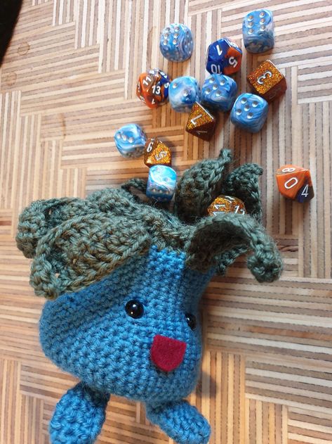 Pokémon Oddish Dice Bag – Ninja Cat Crafts Crochet Dice Bag, Gift Bag Pattern, Crochet Dice, Love Pokemon, Crochet Game, Dice Gifts, Crochet Pokemon, Pokemon Pattern, Single Crochet Decrease