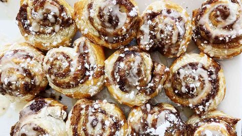 Here, our favorite easy cinnamon rolls recipe that uses puff pastry for the dough. Mini Christmas Desserts, Puff Pastry Cinnamon Rolls, Easy Cinnamon Rolls Recipe, Easy Puff, Cinnamon Rolls Easy, Easy Puff Pastry, Homemade Baking, Bite Size Desserts, Frozen Puff Pastry