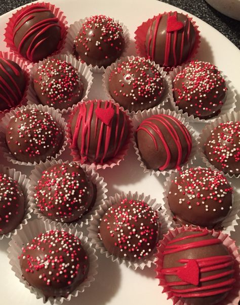 Oreo Truffles Valentines Day, Valentines Sleepover, Graduation Deserts, Valentines Chocolate, Valentines Day Bears, Valentines Baking, Oreo Balls, Valentine Desserts, Oreo Truffles