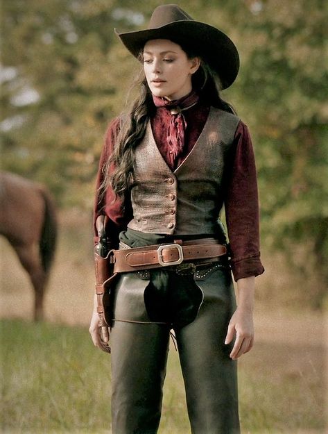 Cowgirl Photography, Outlaw Women, Katharine Ross, My Father's Daughter, Western Photography, Faye Dunaway, Cowboy Outfits, Western Outfits Women, Hope Mikaelson