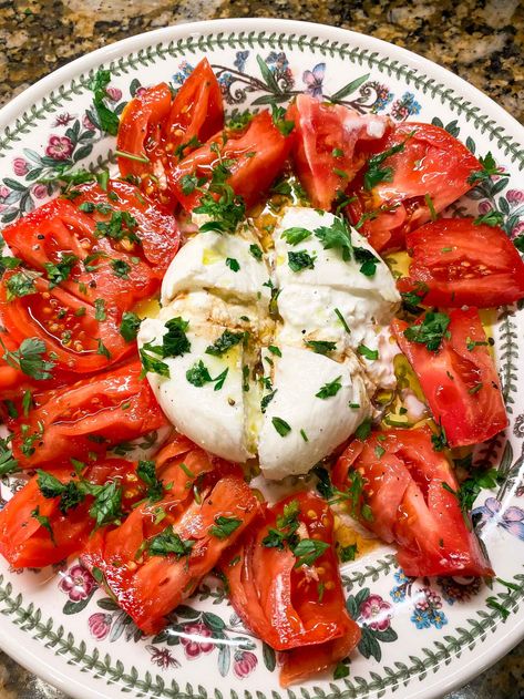 Italian blogger shares a low calorie summer salad recipe - Burrata Caprese Salad Salad Low Calorie, Burrata Recipes, Burrata Caprese Salad, Salad Calories, Burrata Caprese, Burrata Recipe, Burrata Cheese, Easy Party Food, Snacks Saludables