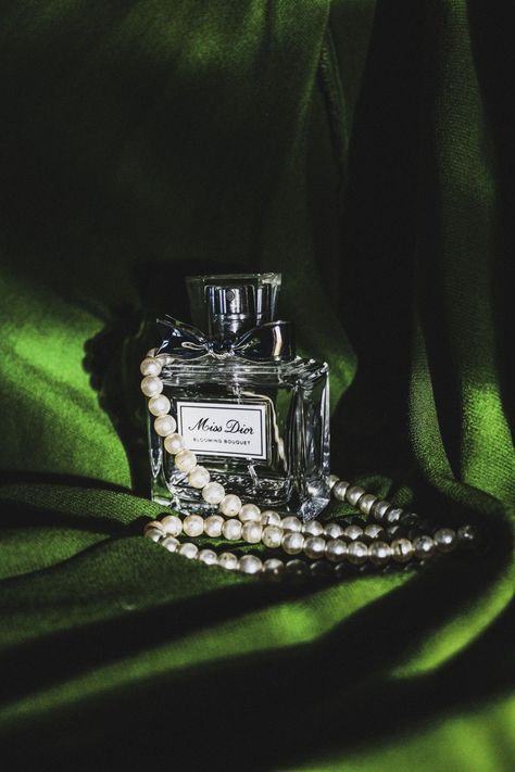 Green Expensive Aesthetic, Green Dior Aesthetic, Green Classy Aesthetic, Dark Feminine Aesthetic Green, Old Money Green Aesthetic, Verde Esmeralda Aesthetic, Green Perfume Aesthetic, Green Old Money Aesthetic, Old Green Aesthetic