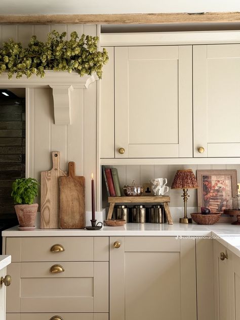 Light Tan Kitchen Cabinets, Beige Cabinets Kitchen, Kitchen Cabinets Color Ideas, Eclectic Minimalist Decor, Warm Kitchen Ideas, Shaker Kitchen Ideas, Artsy Kitchen, Tan Kitchen, British Kitchen