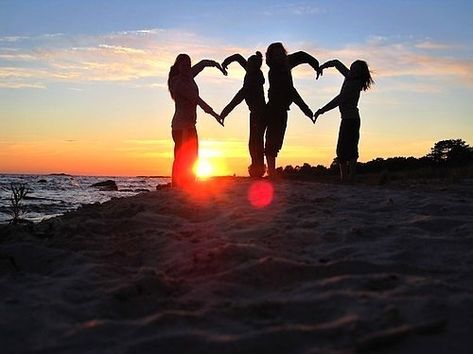 Maybe with Nicole standing, in the middle of us and the boys, with her arms up above her head doing a heart shape with her own hands??? Beach Foto, Foto Tips, Beach Photography Family, Foto Poses, Siluete Umane, Tumblr Photography, Photos Originales, Trik Fotografi, Shooting Photo