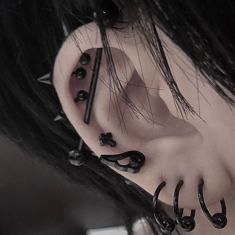 sin__000__ on twt Cool Ear Piercings, Pretty Ear Piercings, Face Piercings, Cool Piercings, Edgy Jewelry, Cute Piercings, Body Jewelry Piercing, Pierce The Veil, Body Modifications