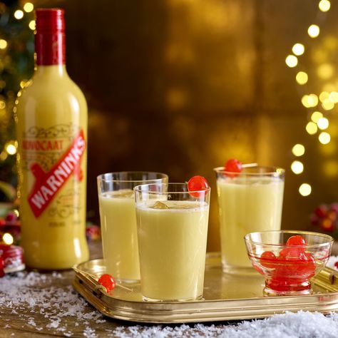 Snowball Drink, Best Christmas Cake Recipe, Chocolate Christmas Cake, Best Christmas Cocktails, Christmas Cocktails Easy, Snowballs Recipe, Christmas Eggnog, Famous Drinks, Coffee With Alcohol