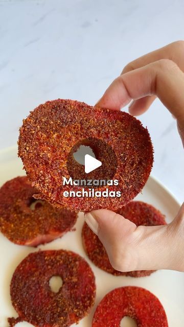 Regina Echeverria | Nutriologa on Instagram: "MANZANAS ENCHILADAS
Snack delicioso y fácil de hacer!!😍

Guarda la receta que te va a encantar!!

Necesitas
Manzanas
gelatina de fresa sin azúcar 
chile en polvo
Chamoy sin azúcar 

Proceso:
Cortas las manzanas en rodajas y le sacas la semillitas, despues en un bowl mezclas chile en polvo y gelatina de fresa y en otro chamoy sin azúcar. Agregas chamoy a tus manzanas y después las empanizas en el chile en polvo." Tamarindo, Kdrama, Bowl, On Instagram, Instagram