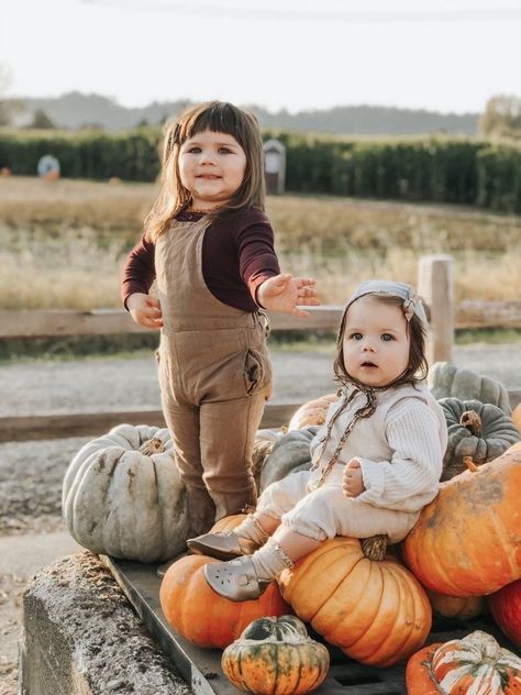 Pumpkin Patch Outfit Kids, Autumn Session, Pumpkin Patch Date, Pumpkin Patch Outfits, Pumpkin Patch Photography, Halloween Aesthetics, Pumpkin Patch Photoshoot, Autumn Family Photography, Corn Stalks