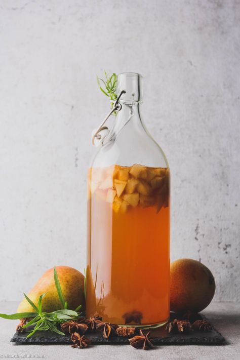 Kombucha mit Birne und Sternanins | WELT DER MIKROBEN Diy Kombucha, Kombucha Flavors, Kombucha Recipe, Homemade Kombucha, Fermented Drink, Joy Of Cooking, Food Trends, Kefir, Kombucha