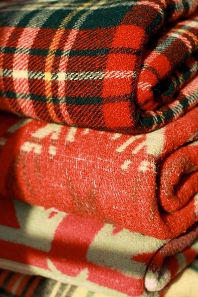 Ja die oude dekens van vroeger, daar heb ik ook nog onder geslapen met lakens.... Goodnight Prayers, Plaid Blankets, Tartan Blanket, Vintage Blanket, Plaid Shirts, Lodge Decor, Camping Blanket, Night Quotes, Cozy Cabin