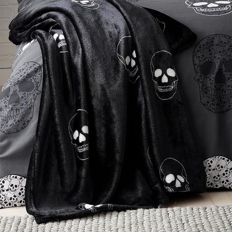 Super soft, black skull blanket! Perfect for the halloween season as the weather starts to cool down Stylish Kids Room, Cool Kids Rooms, Catherine Lansfield, Halloween Blanket, Grey Throw, Black Skulls, Winter Warmers, Blanket Throw, Stylish Kids