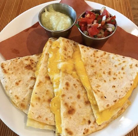 Quesadilla Aesthetic, Salsa Avocado, Cheese Quesadilla, Soft Foods, Food Babe, Food Drink Photography, Food Therapy, Yummy Comfort Food, Food O